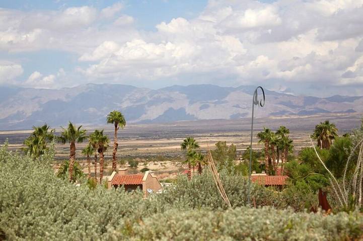 Vacation rental for 4 people, with pool and hot tub as well as terrace in Borrego Springs