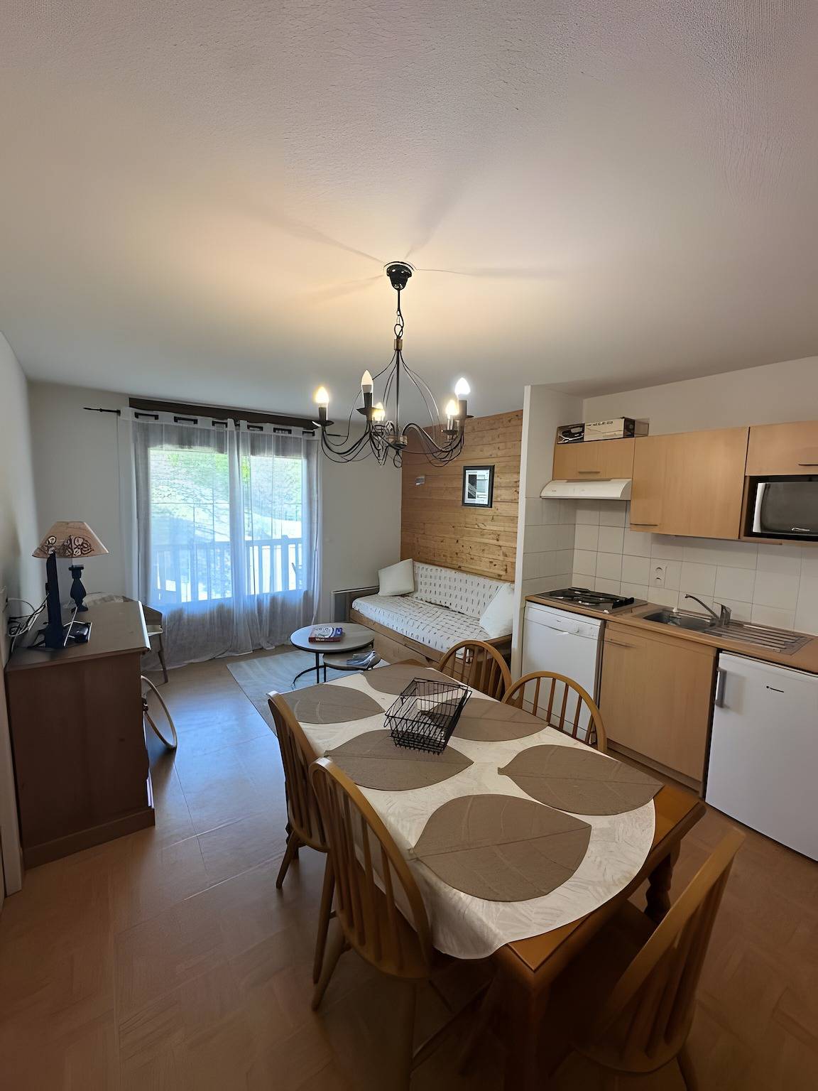 Apartamento entero, Apartamento para 4-6 personas cerca de las pistas con vistas a la montaña, balcón y Wi-Fi in Flumet, Albertville region