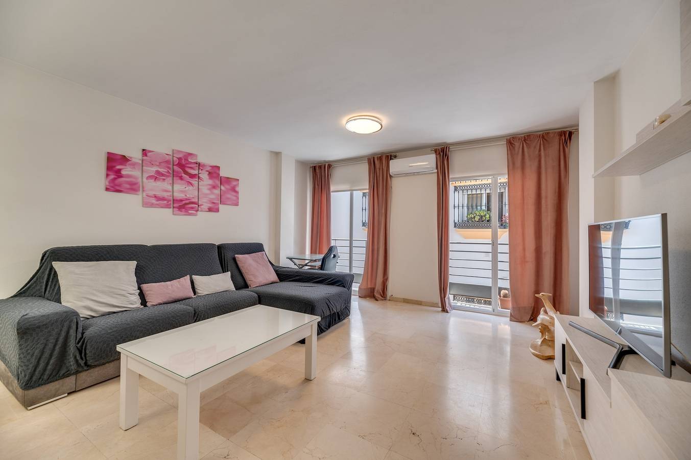 Entire apartment, Apartment 'Vivienda Casco Antiguo De Marbella' with Balcony, Wi-Fi and Air Conditioning in Plaza de los Naranjos, Marbella
