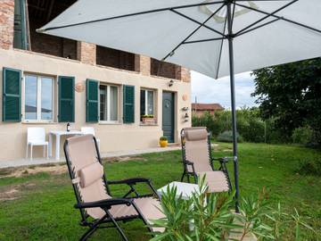 Location de vacances pour 2 personnes, avec terrasse ainsi que jardin et vue, animaux acceptés à San Damiano d'Asti
