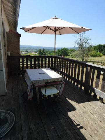 Gîte pour 4 personnes, avec jardin ainsi que vue et piscine, animaux acceptés à Puy-l'Évêque