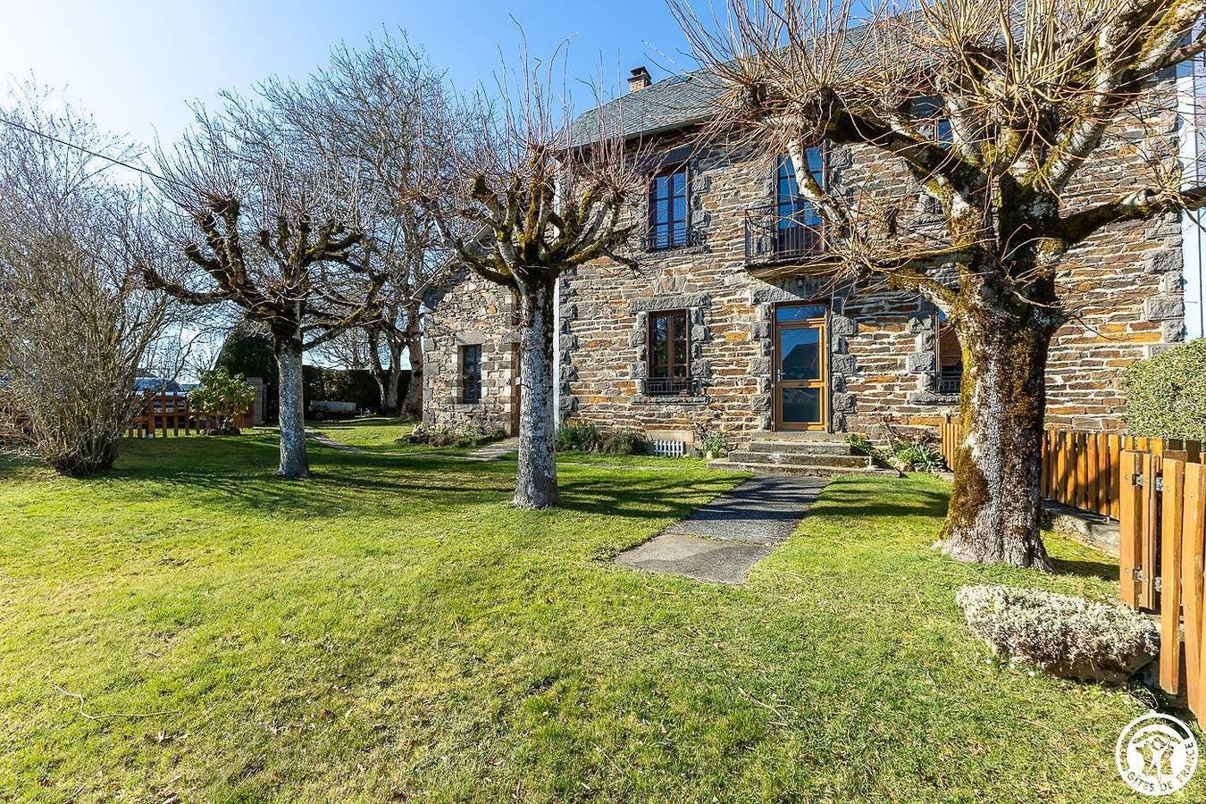 Casa rural junto al río con aparcamiento y jardín in Saint-Julien-Puy-Lavèze, Parque Natural Regional Volcans d'Auvergne