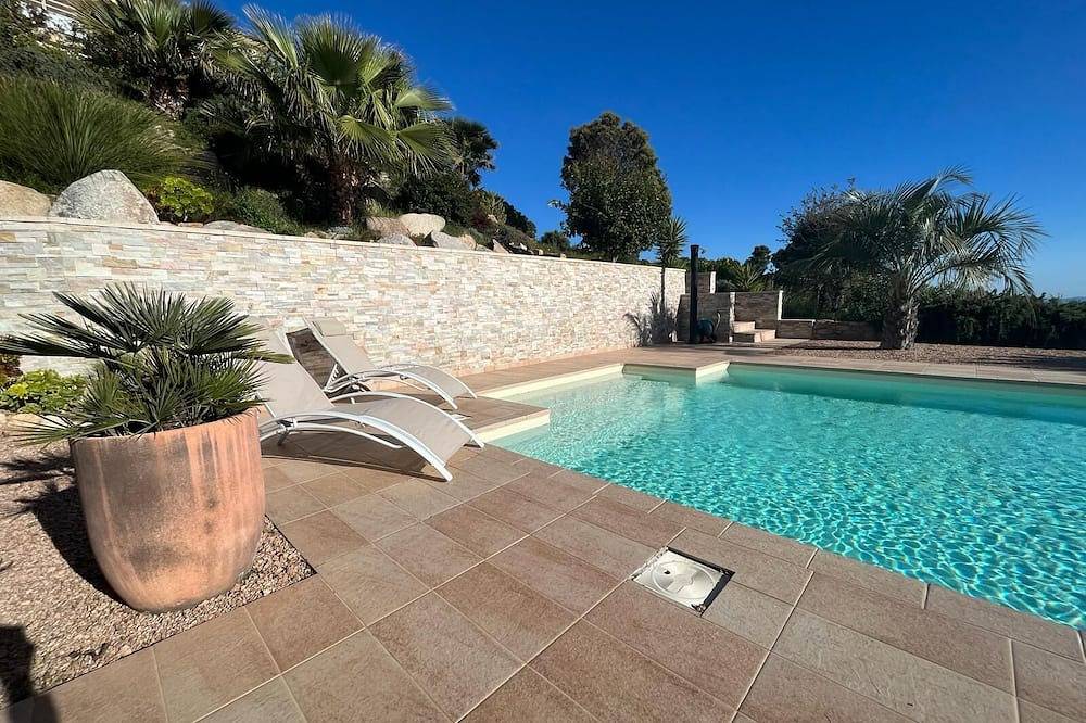 Entire apartment, Studio \"Albitru\" avec piscine & vue sur la baie d'Ajaccio ! in Alata, Ajaccio region