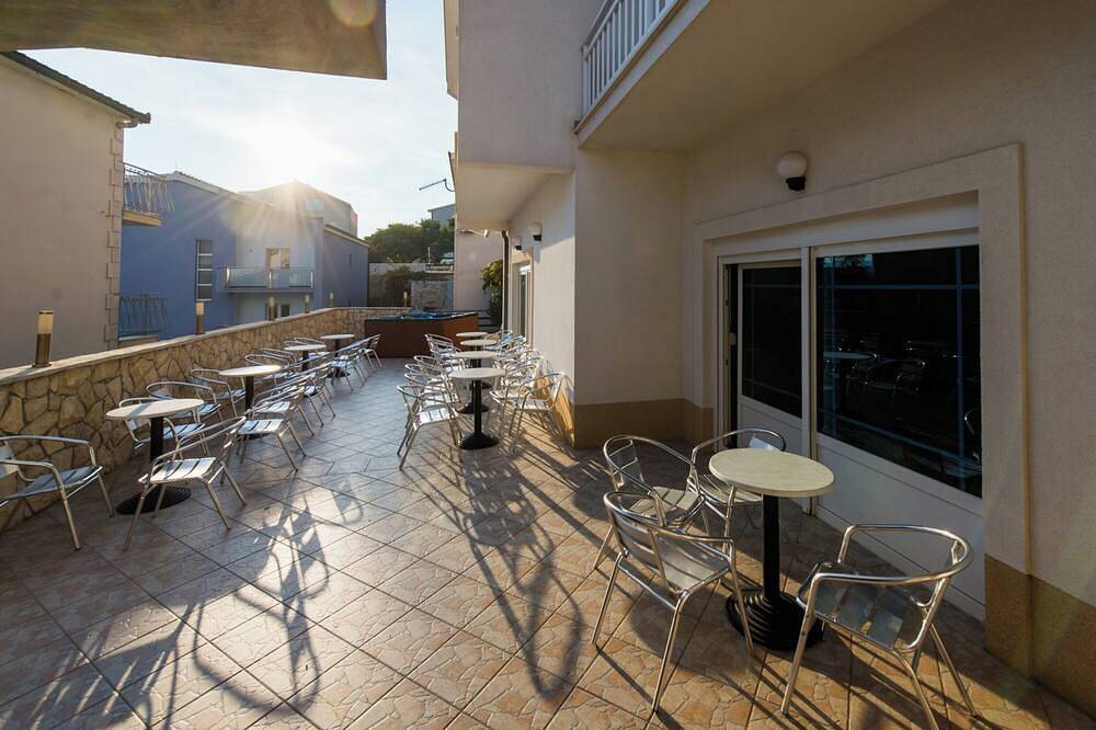 Entire apartment, 207 room with balcony, sea view & hot tub access in Lokva Rogoznica, Split-Dalmatia