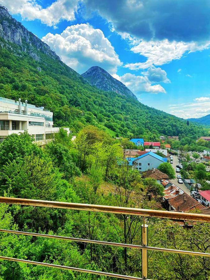 Hôtel pour 3 personnes, avec jacuzzi et piscine ainsi que jardin et balcon