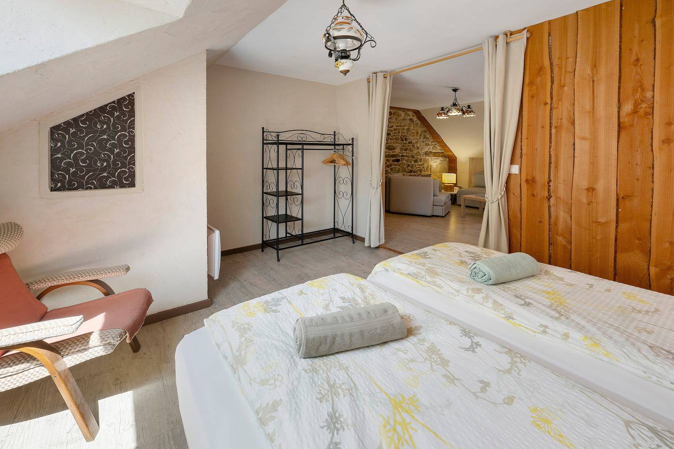 Chambre d’hôtes « Escargot des Bois - Suite Junior » avec piscine, terrasse et Wi-Fi in Igornay, Région d'Autun