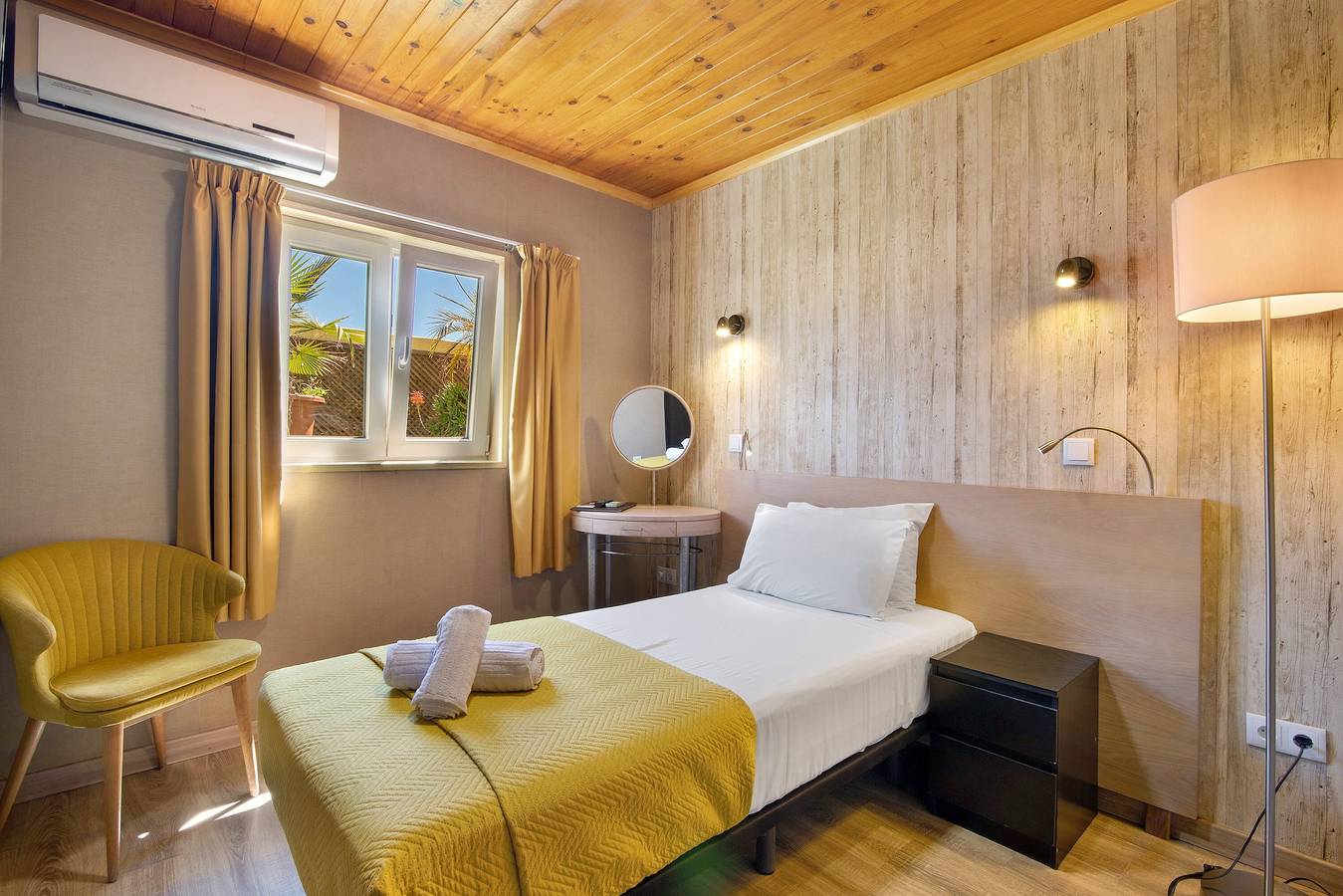 Appartamento intero, Appartamento 'Quarto Individual Standard 202' con terrazza condivisa, Wi-Fi e aria condizionata in São Pedro, Faro Portogallo