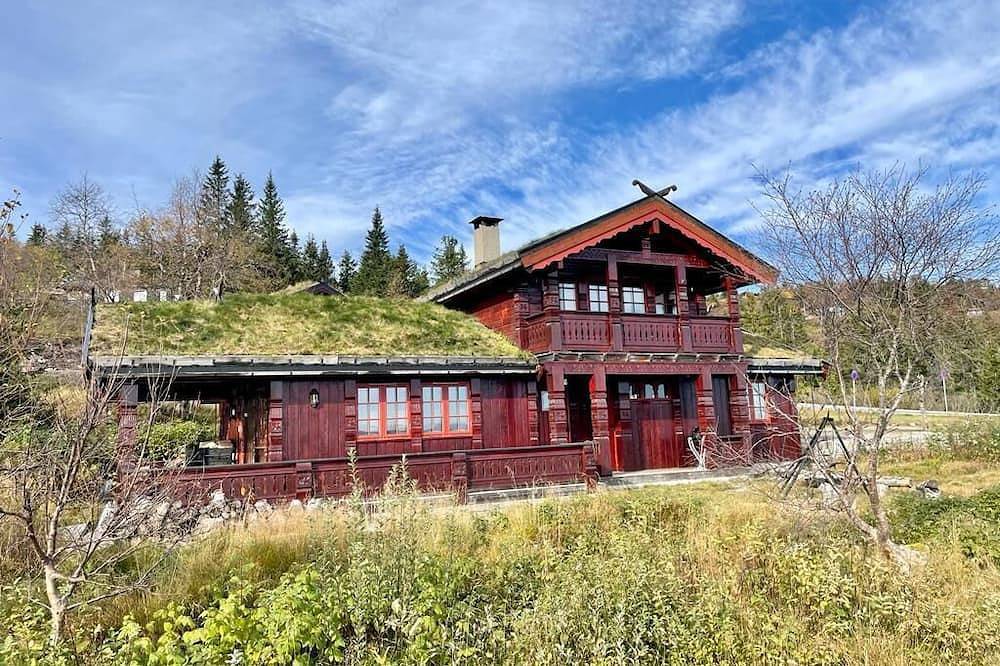 Hyggelig Hytte med Sauna og Innendørs Boblebadekar. Nær Skibakken og Sommarland in Bø