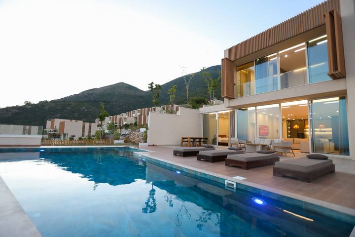 Villa pour 14 personnes, avec vue sur l’océan ainsi que piscine et balcon en Albanie