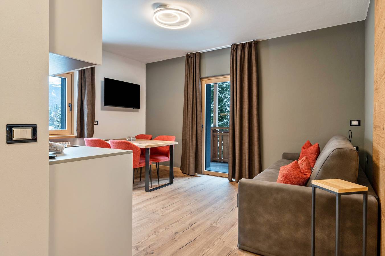 Appartamento intero, "Kamerloy Apartments - B" con vista sulle montagne, Wi-Fi, balcone e giardino in Campitello di Fassa, Dolomiti Superski