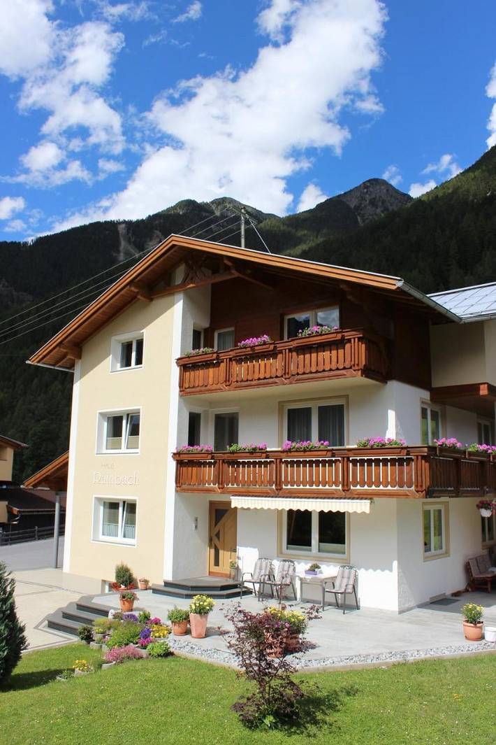 BnB für 16 Personen, mit Balkon und Terrasse sowie Garten und Ausblick im Ötztal