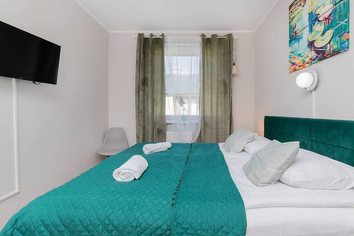 House 5 miles to an Old Town with double walk-in shower and Victorian tub in Tricity
