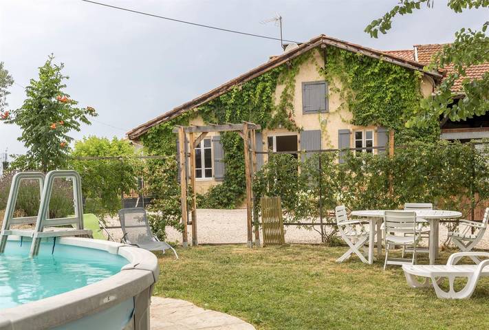 Gîte pour 5 personnes, avec Terrasse ainsi que Jardin et Piscine