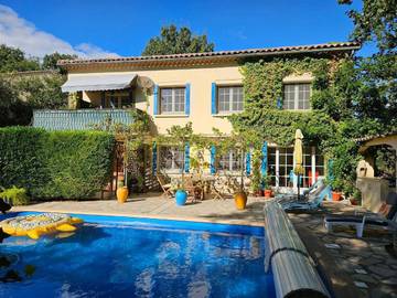 Gîte pour 4 personnes, avec piscine ainsi que vue et jardin, animaux acceptés à Laudun-l'Ardoise