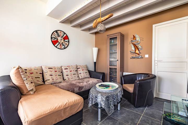 Pleasant Holiday Home with Private Terrace and Garden in Le Château-d'Oléron, Côte de Beauté