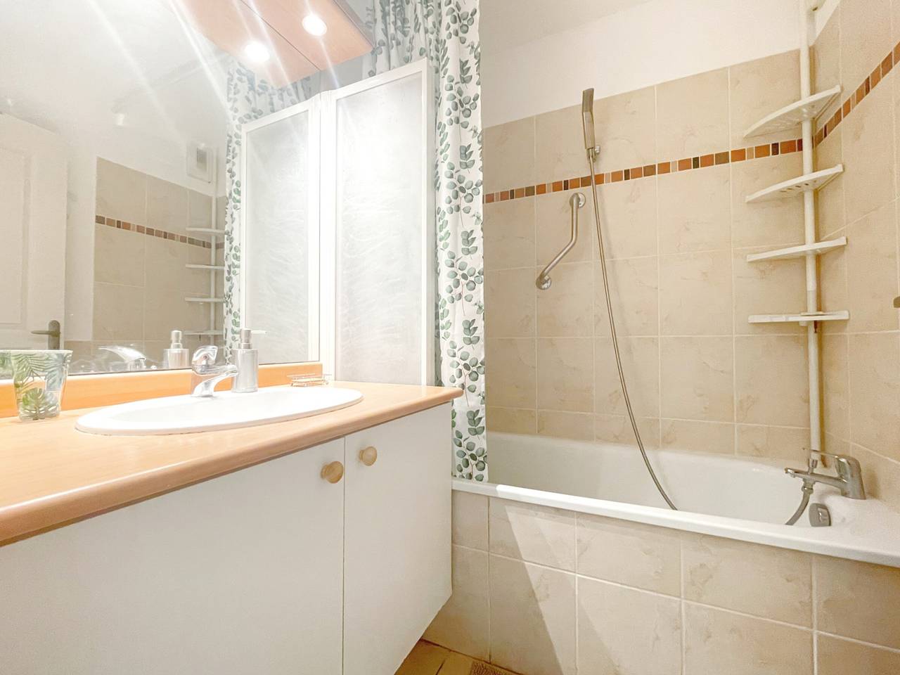 Entire apartment, Cozy 1Br Apt in Sète w/ Loggia, Private Parking & Elevator in Sete, Côte d'Améthyste