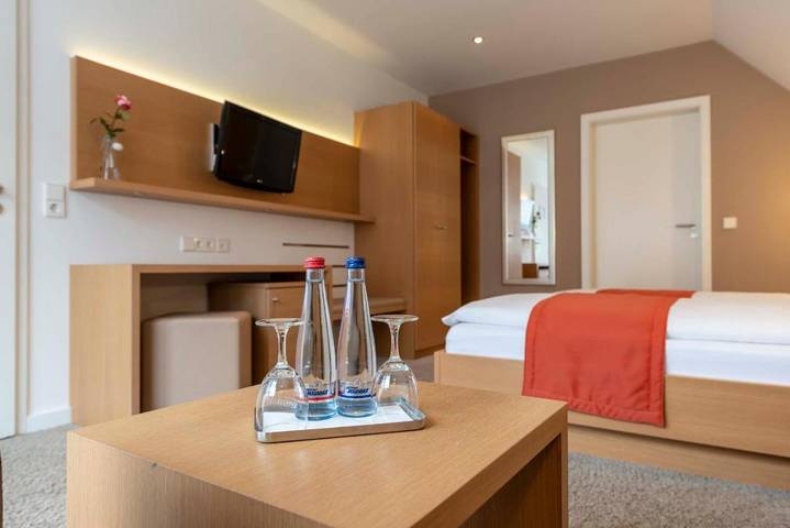 Hotel, mit Terrasse und Sauna sowie Ausblick in Niederstetten - 4
