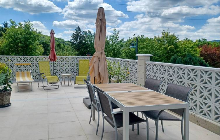 Ganze Ferienwohnung, Gemütlich, 2 km von Triesting entfernt: WLAN, Terrasse und Parkplatz inklusive in Schießl, Wienerwald