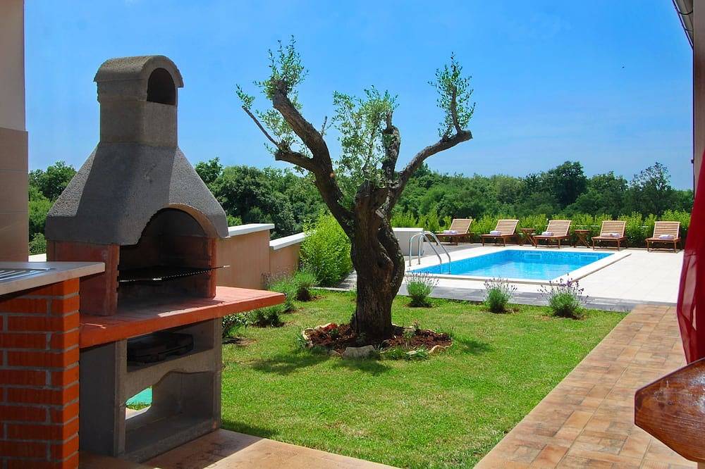 Stilvolle Villa ***** mit Schwimmbad und Grill, Fahrräder, kostenloses WLAN in Svetvinčenat, Zentralistrien