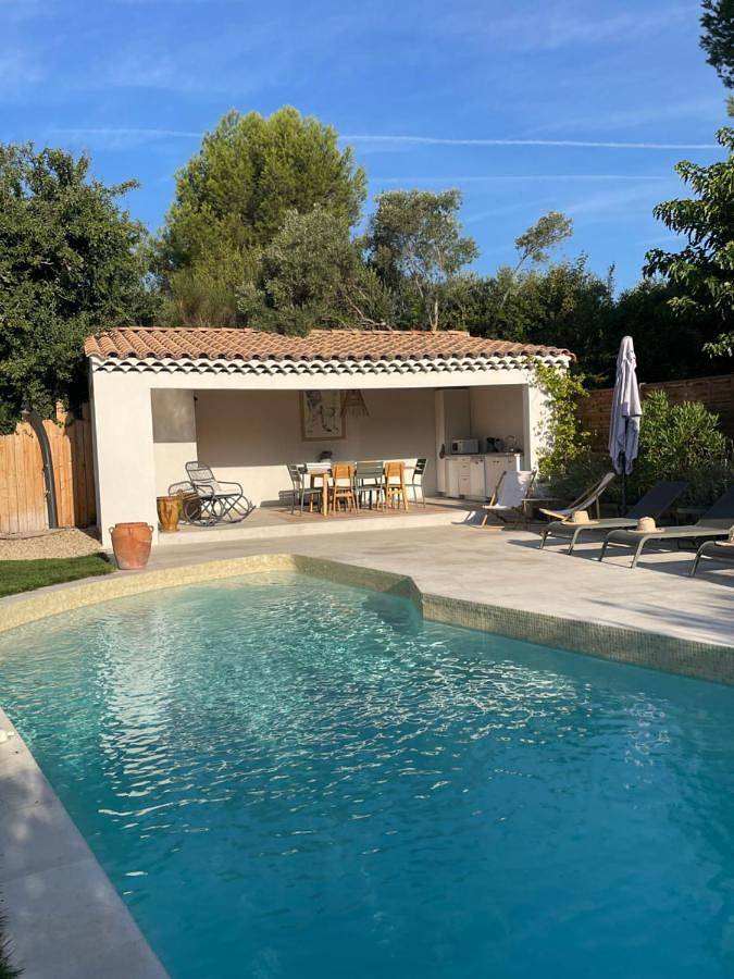 Chambre d’hôte pour 2 personnes, avec Terrasse et Jardin ainsi que Piscine et Vue à Éguilles