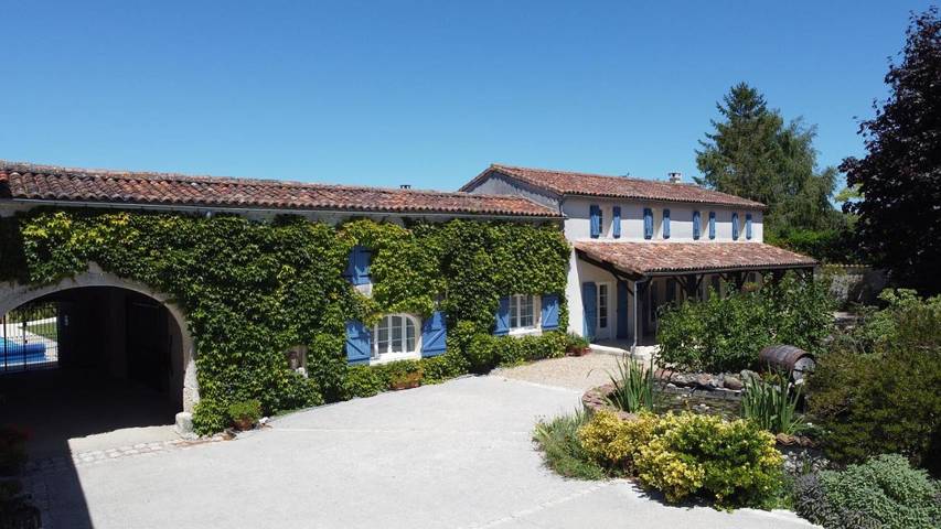 Location de vacances pour 6 personnes, avec Terrasse et Jardin ainsi que Piscine et Vue à Segonzac