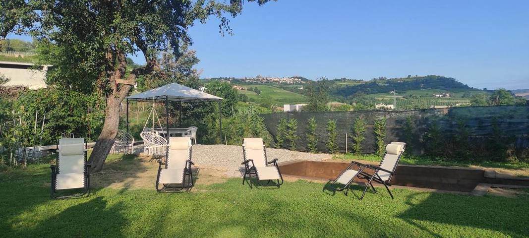 Maison de campagne pour 6 personnes, avec balcon et vue ainsi que jardin et piscine à Narzole