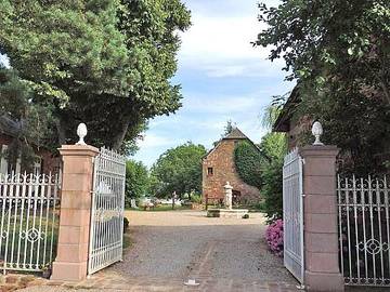 Gîte pour 8 personnes, avec jacuzzi et terrasse ainsi que jardin et piscine, animaux acceptés à Saint-Cyprien-sur-Dourdou