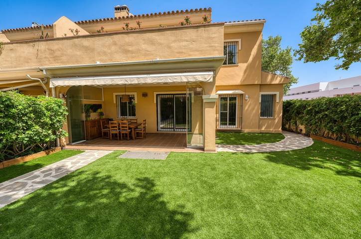 Huisje aan zee voor 10 personen, with kinderzwembad and tuin as well as terras in Marbella