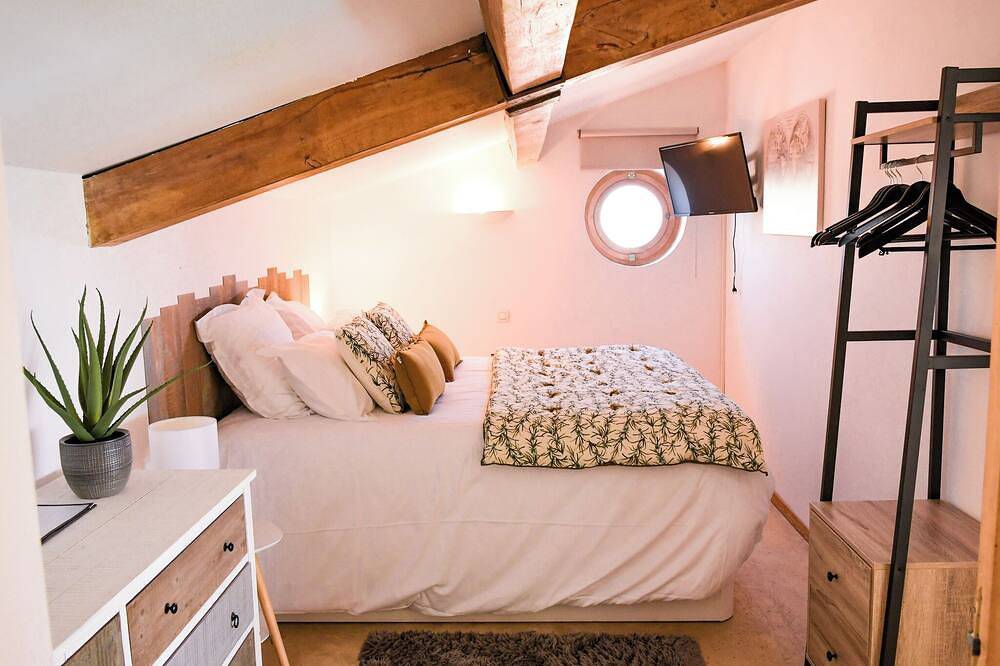 Les Hauts d'Avignon -Guesthouse -Room 4 in Rochefort-du-Gard, Region de Nimes