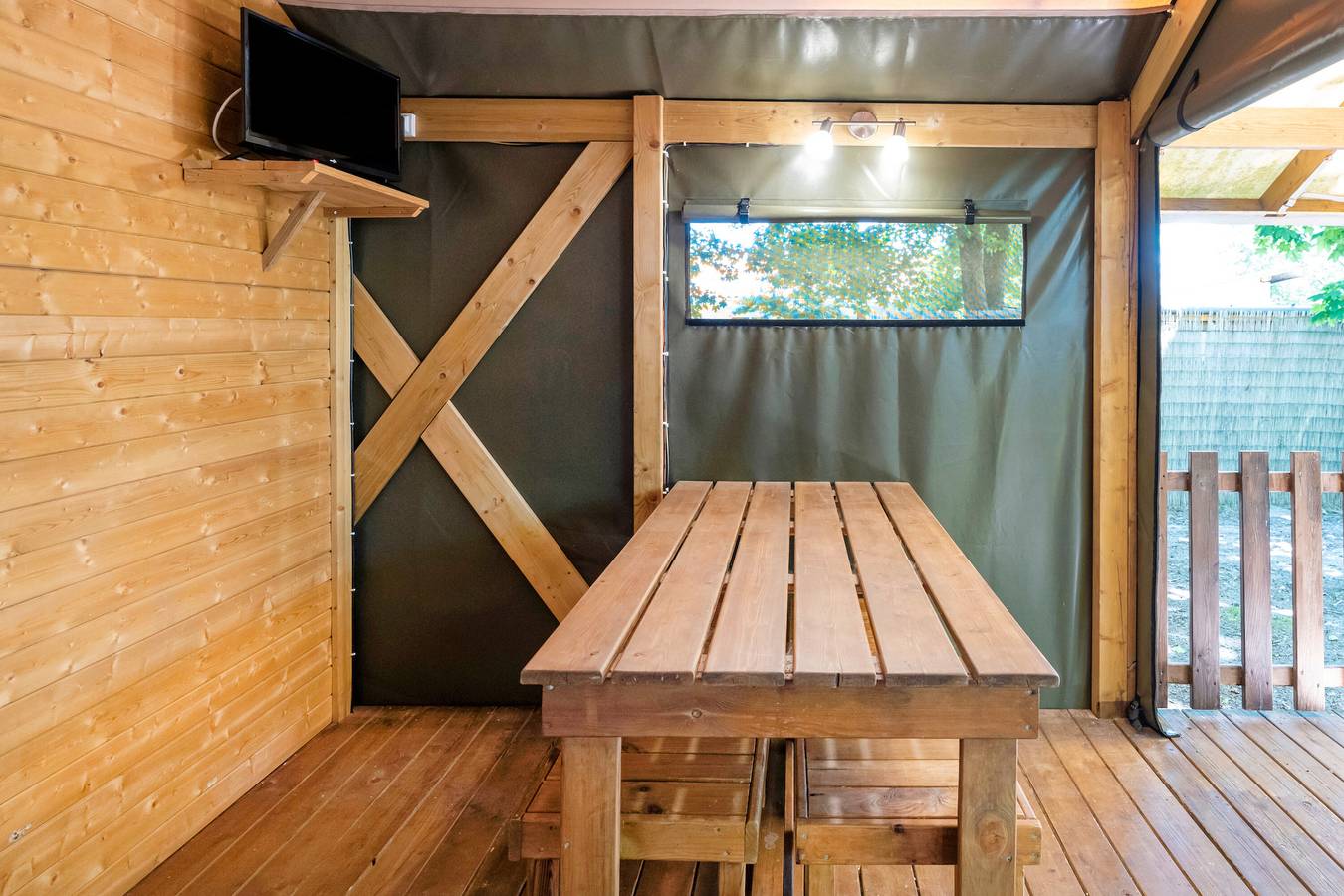 'Lodge 2' avec piscine partagée, terrasse privée et jardin commun in Lesperon, Landes