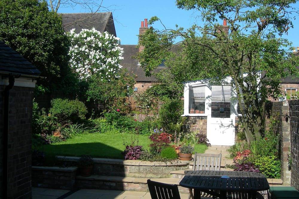 Garden Cottage is a listed, small town house on one of the loveliest streets. in Bridgnorth, Shropshire