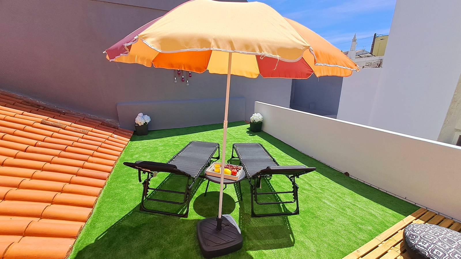 Algarve house with patio & terrace, 2 bedrooms, near beaches, fully renovated in Parchal, Estômbar e Parchal