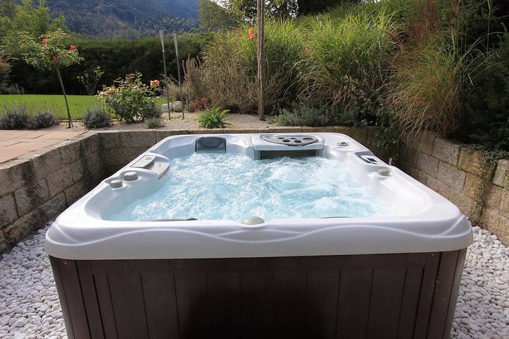 Ferienhaus für 8 Personen, mit Balkon und Whirlpool sowie Garten in Rottach-Egern
