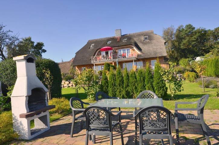 Ferienwohnung für 6 Personen, mit Balkon und Terrasse sowie Garten und Seeblick