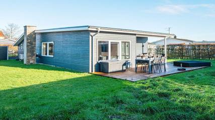 Ferienhaus für 4 Personen, mit Garten und Terrasse in Høll