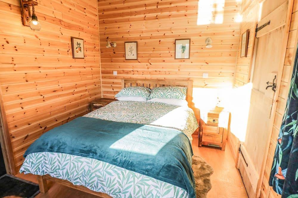 Kingfisher, romantic, with hot tub in Dunchurch in Bourton And Draycote, Warwickshire