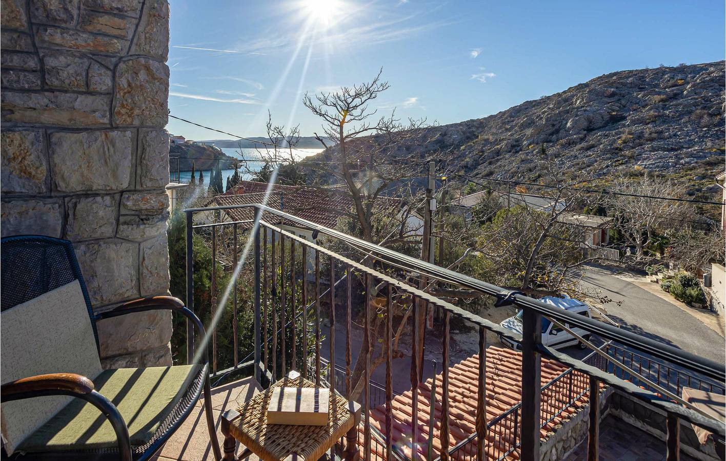 Gemütliche 2,5 km zum Strand: Modernes 1-Zimmer-Apartment mit WLAN und Parkplatz in Cesarica, Naturpark Velebit