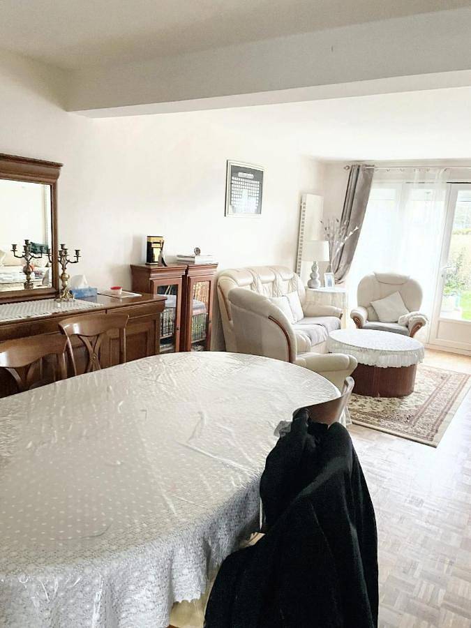 Location de vacances pour 6 personnes, avec terrasse et jardin à Élancourt