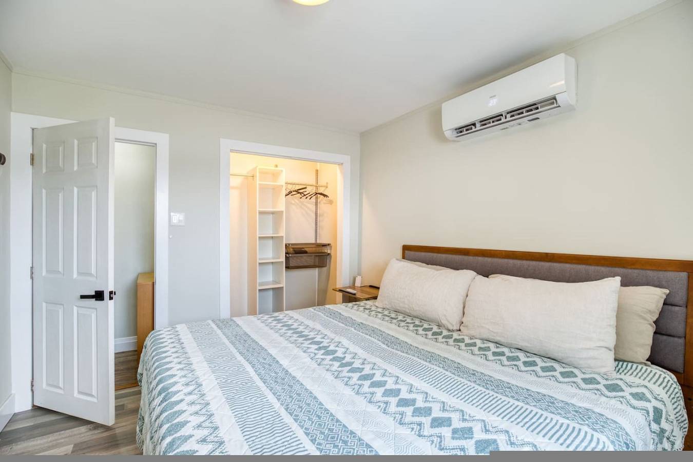 Entire apartment, Waterfront Cottage w/ Swim Spa, Bbq, Close to Skiing in Lake Ontario (Canada)