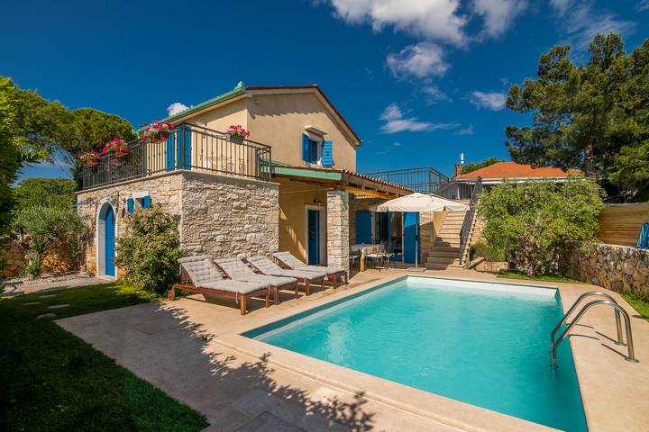 Ferienhaus für 6 Personen, mit Balkon und Terrasse sowie Pool in Pinezici