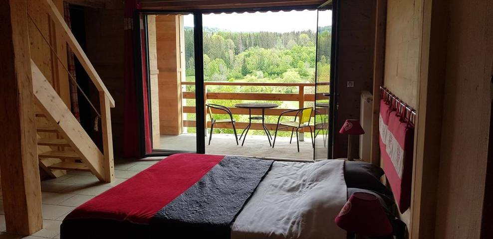 Maison d’hôte pour 3 personnes, avec Terrasse et Jacuzzi ainsi que Jardin et Piscine dans le Jura