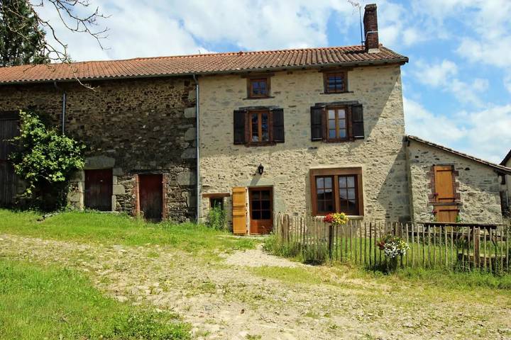 Gîte pour 8 personnes, avec Jardin à La Geneytouse