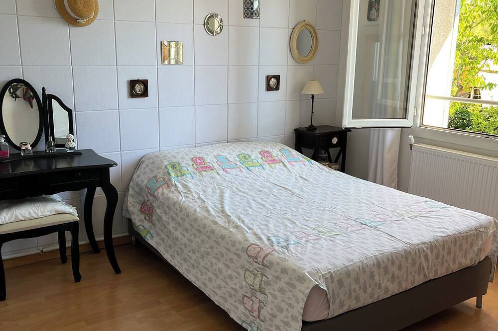 Entire apartment, Apartment ideally located in a quiet area between Aix en Provence and Marseille in Gardanne, Aix-en-Provence region