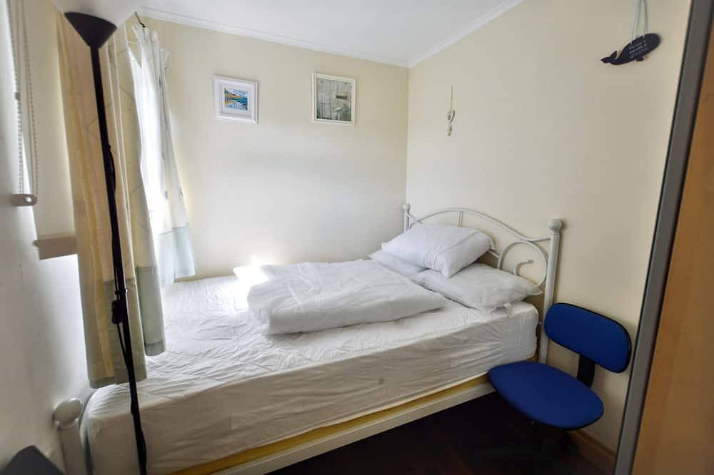 Chalet 72 is an elevated, single storey chalet on Kings Chalet Park, Cromer, in easy reach of Cromer in Cromer, Norfolk Coast
