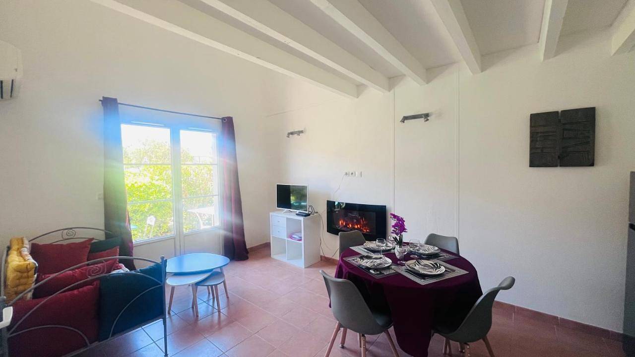 Appartement entier, Two-Bedroom Apartment in Gallargues-le-Montueux, Côte méditerranéenne (France)