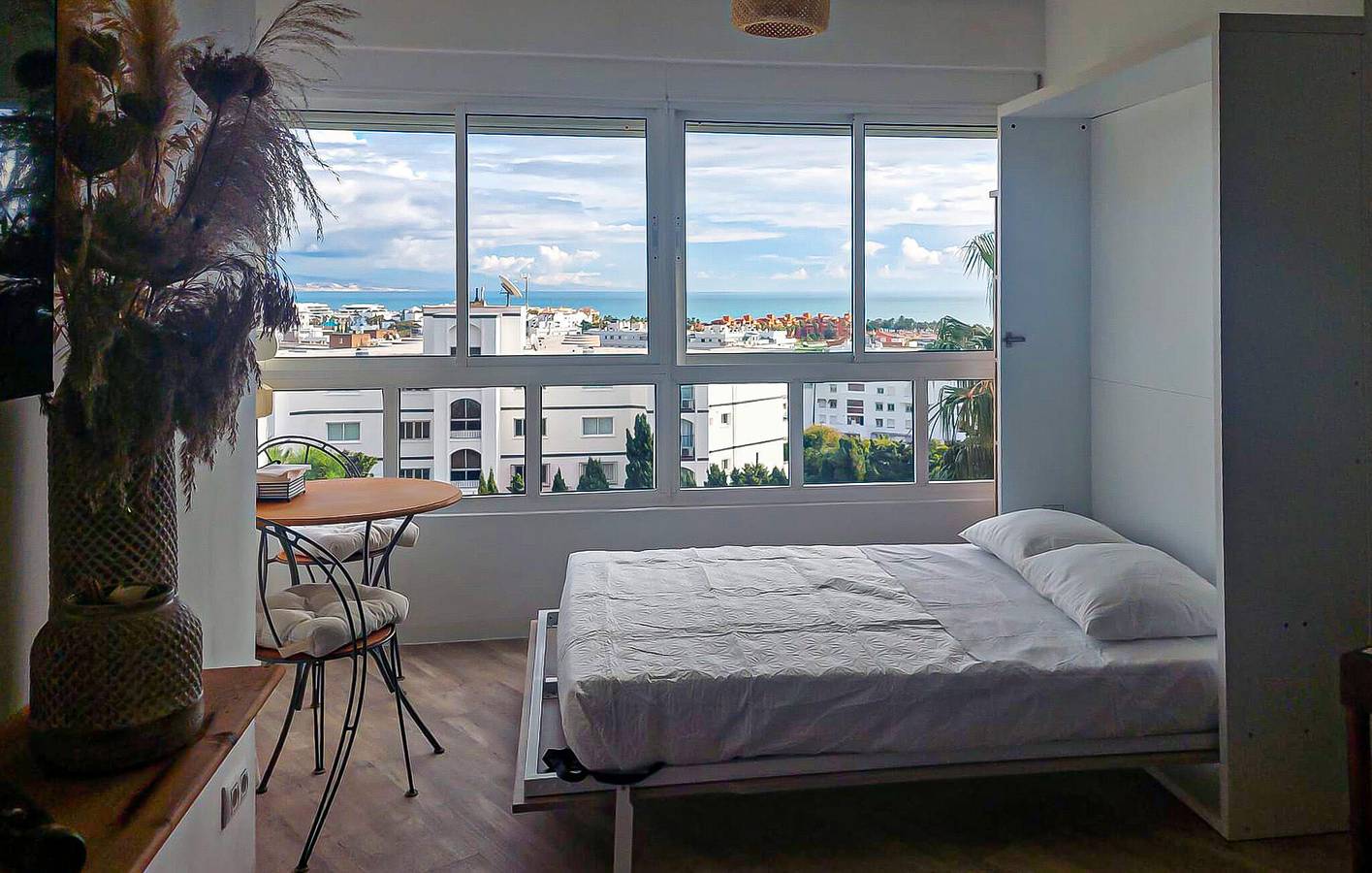 Apartamento vacacional entero, Apartamento con vistas al mar y WiFi cerca de Playa del Lido in La Colina (Torremolinos), Torremolinos