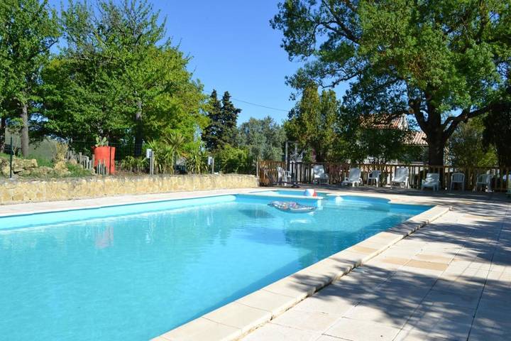 Location de vacances pour 12 personnes, avec jardin ainsi que balcon et piscine à Laurac