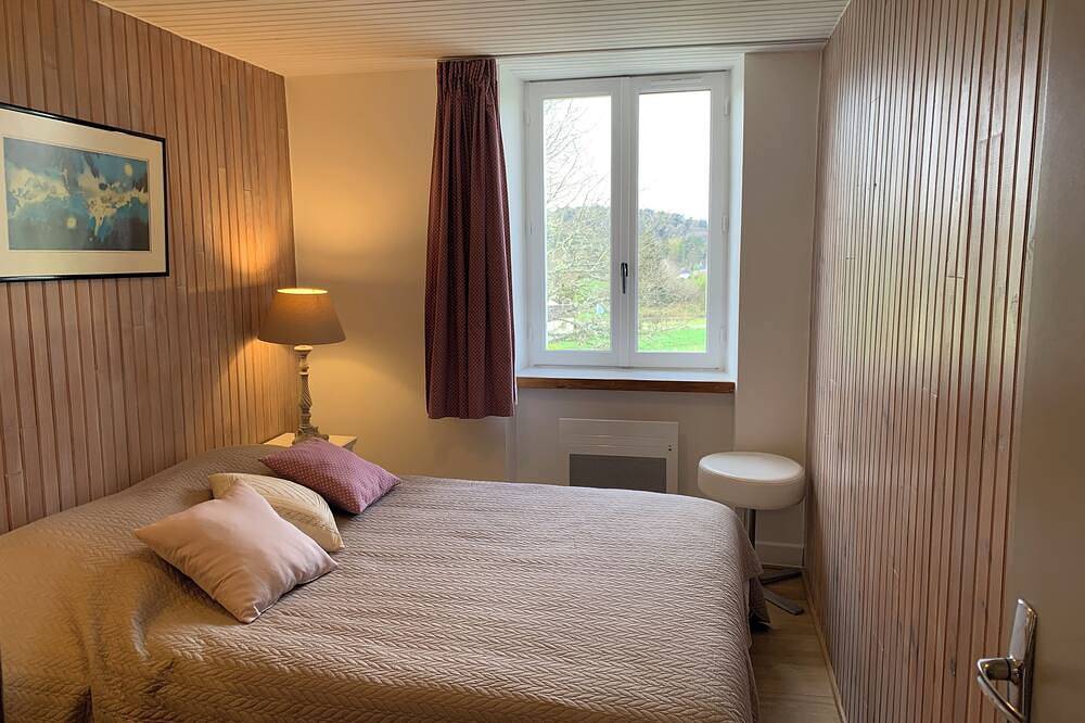 Meublé de vacances 3* en Corrèze, 2 chambres, parc arboré. Rénové Printemps 2024 in Pérols-sur-Vézère, Région d'Ussel