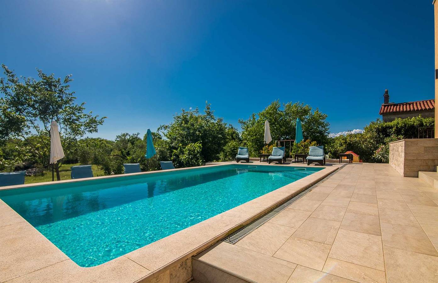 Ganze Wohnung, Apartment Villa Cecilia mit privatem Pool in Krk Stadt, Krk