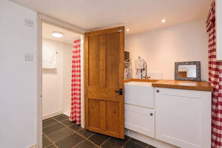 Entire apartment, Garden room, central Winchester – self-contained, kitchenette & parking in Winchester, South Downs